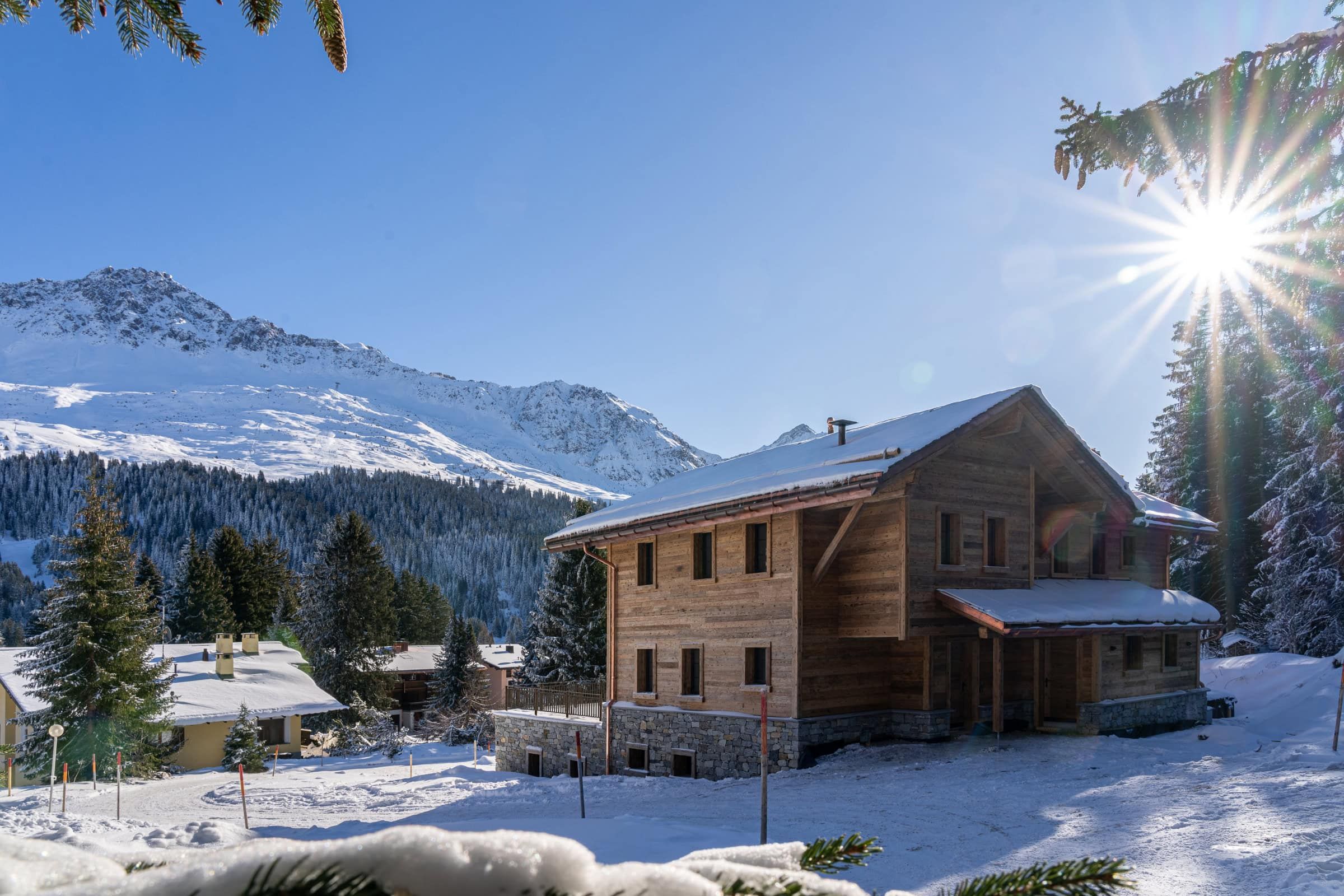 Chalet Valbella, Aussenansicht mit Eingangsbereich