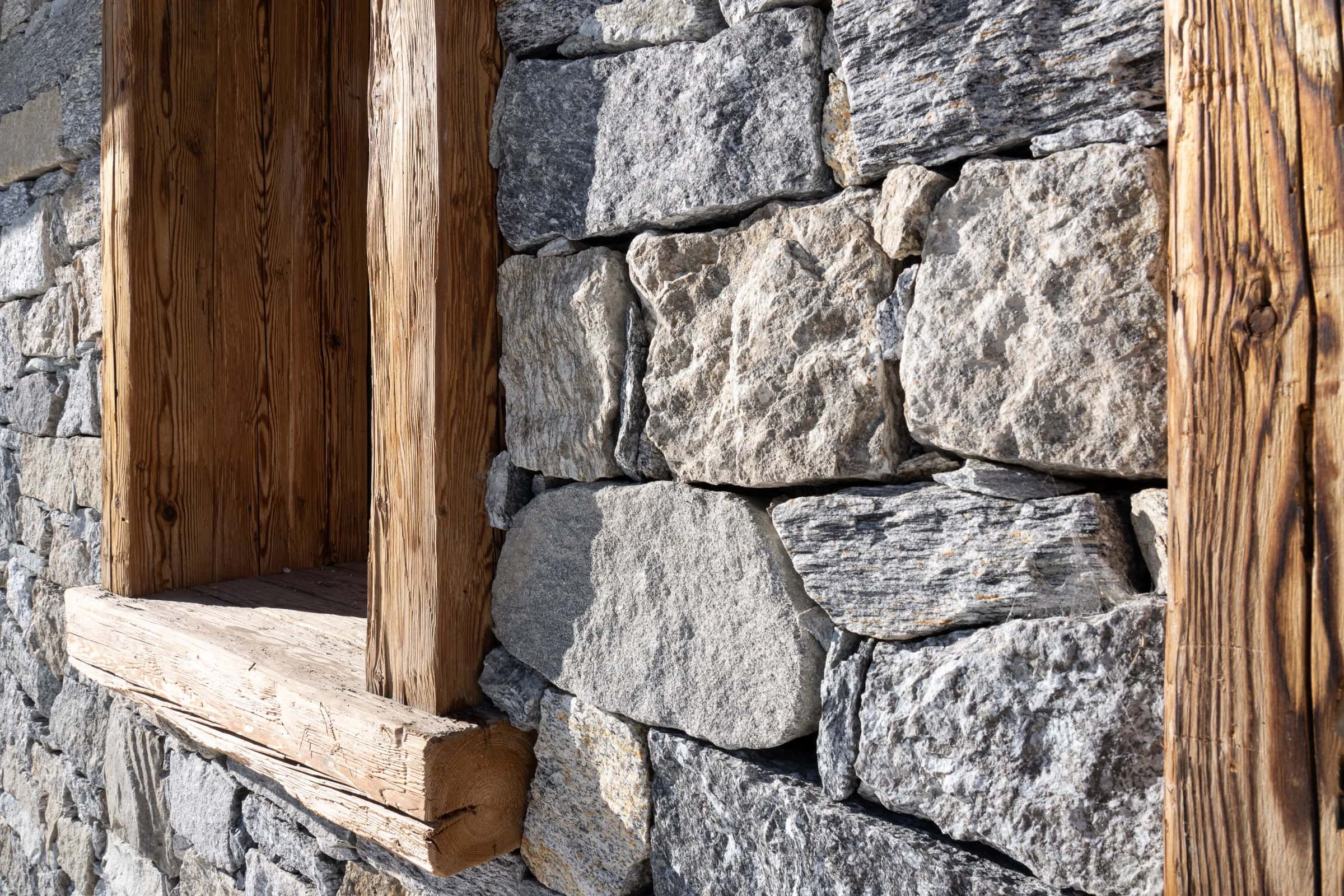 Chalet Valbella, Natursteinmauer